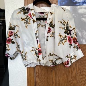White, floral kimono sleeve crop top